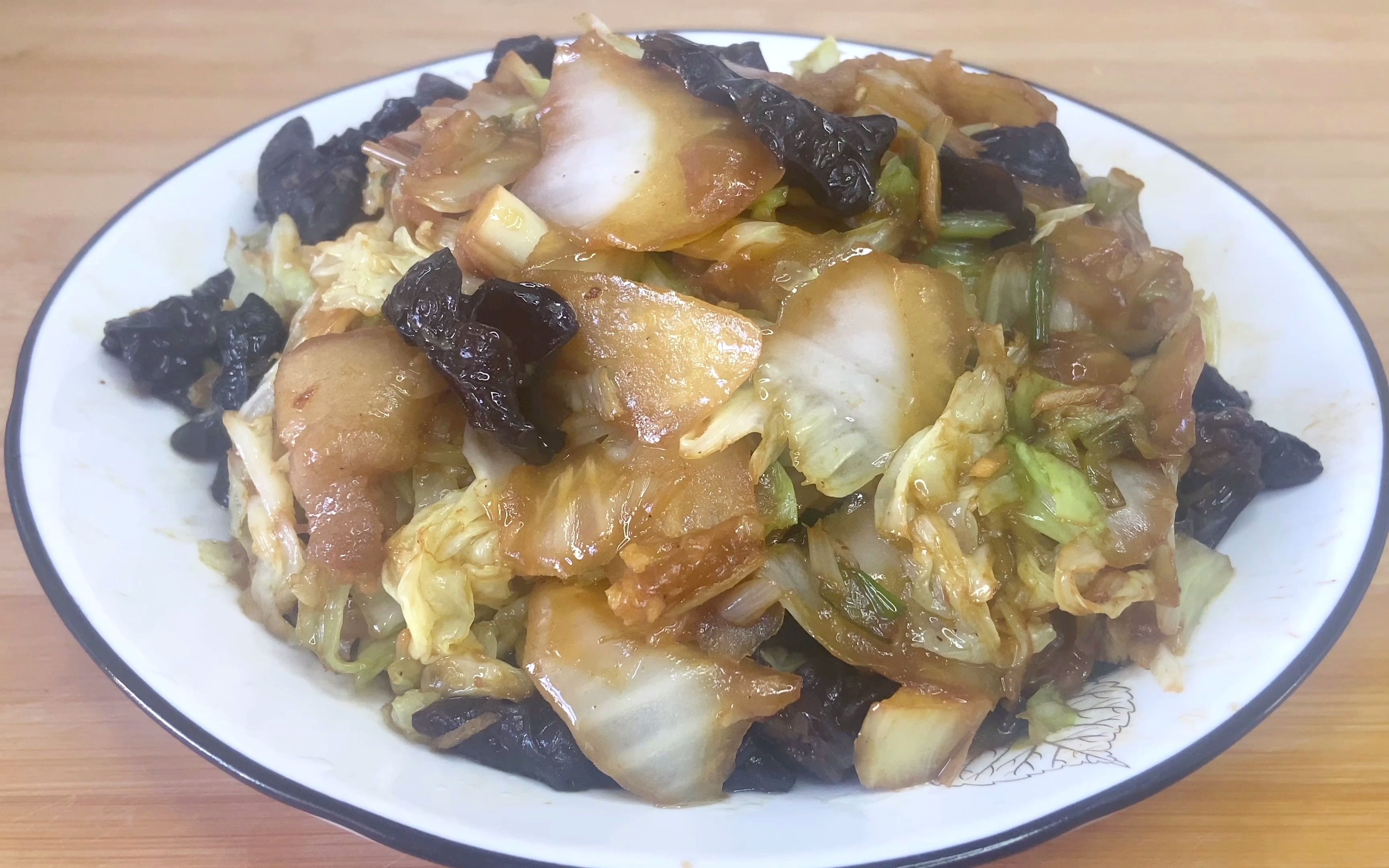 分享白菜炒木耳的家常做法,白菜不焯水直接炒,爽口好吃