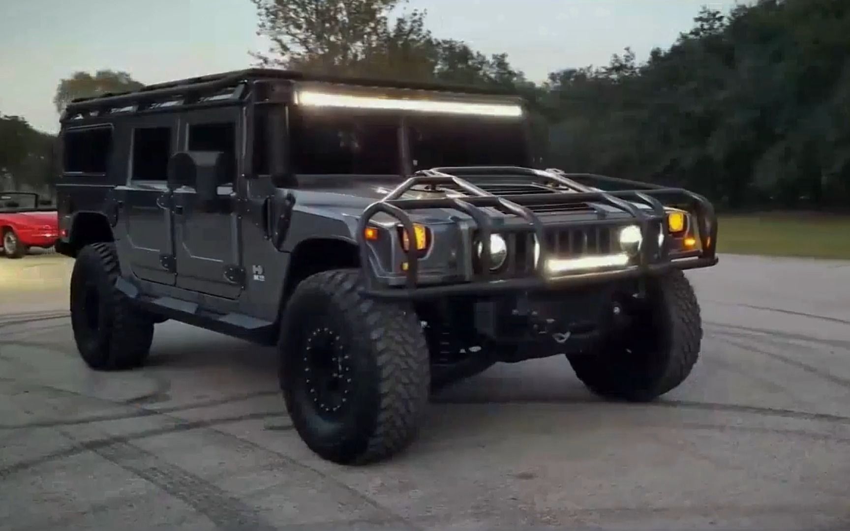 悍马h2霸气来袭,不愧被称为"公路坦克",霸气外型最强大的suv