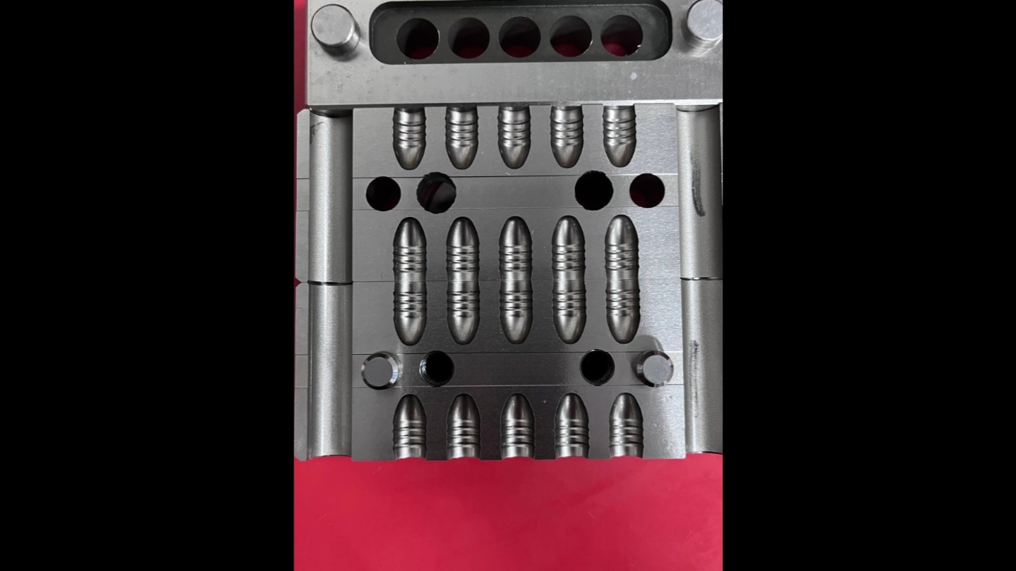 精品火花镜面出10下蛋母鸡铅坠模具!