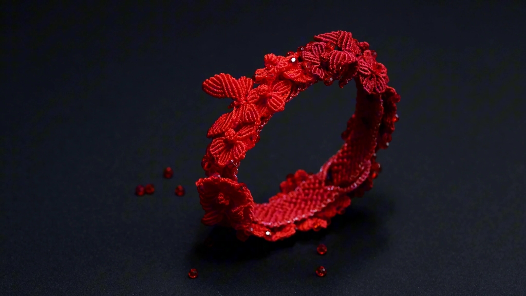 (手工编绳)新年红绳手链手环~斜卷结手绳搭配股线编织的小花朵和蝴蝶