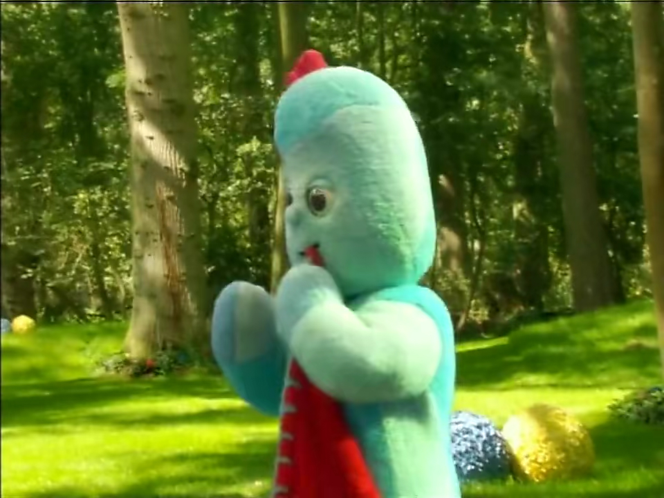 花园宝宝:依古比古在花园里,偶遇了叮叮车,觉得叮叮车很有趣