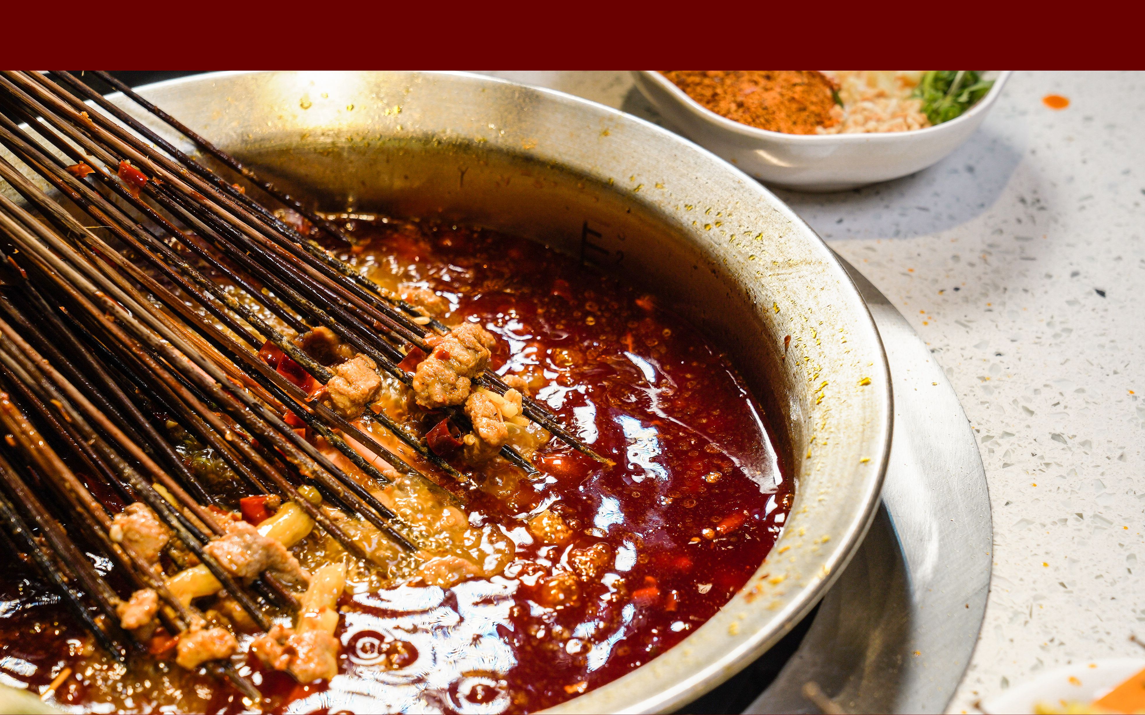 这锅做了30年的乐山麻辣烫,是四川人美味与人情的相逢.