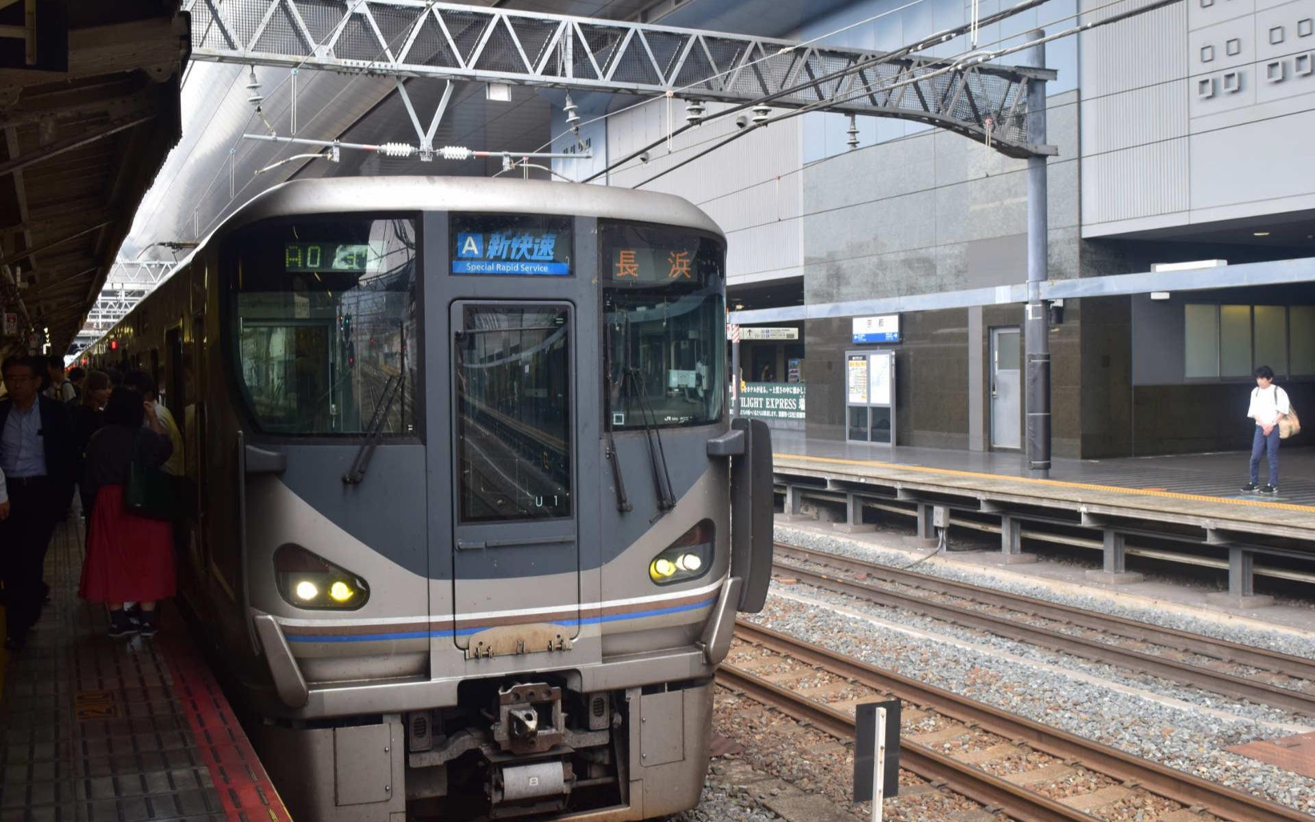 225系4 4重联编组(和歌山-天王寺,关西空港-日根野,天王寺-关西空港)