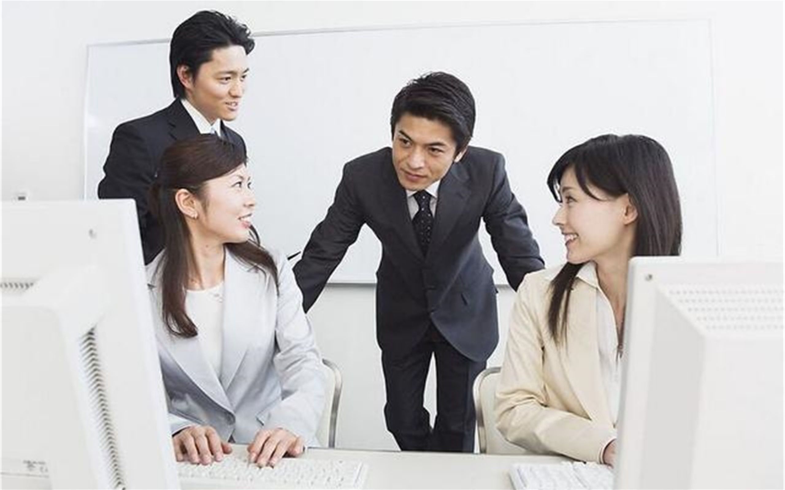 插入同事的谈话时,最好先保持态度中立