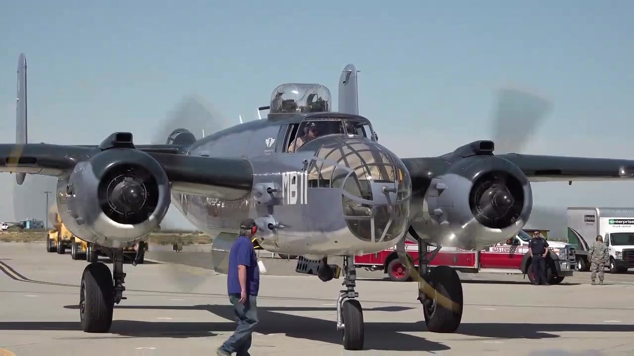 航展上f6f地狱猫f8f熊猫pbj1轰炸机编队飞行