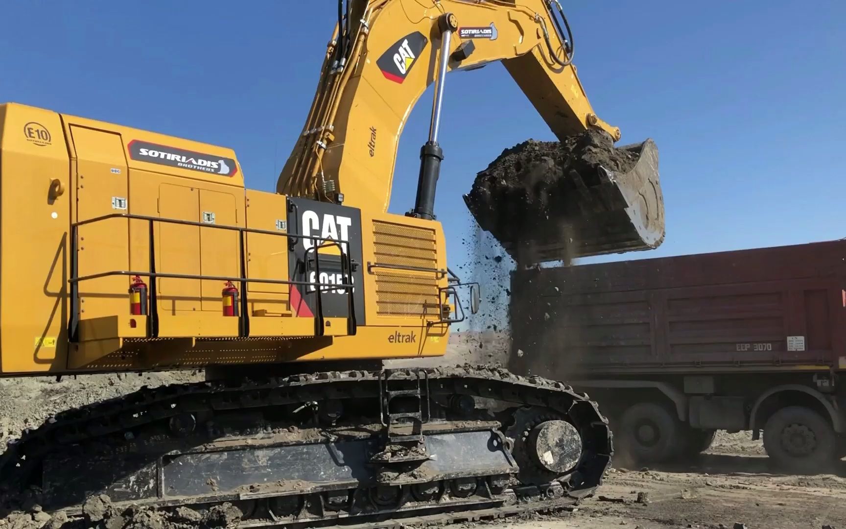 卡特彼勒6015b双轮挖掘机装载卡车