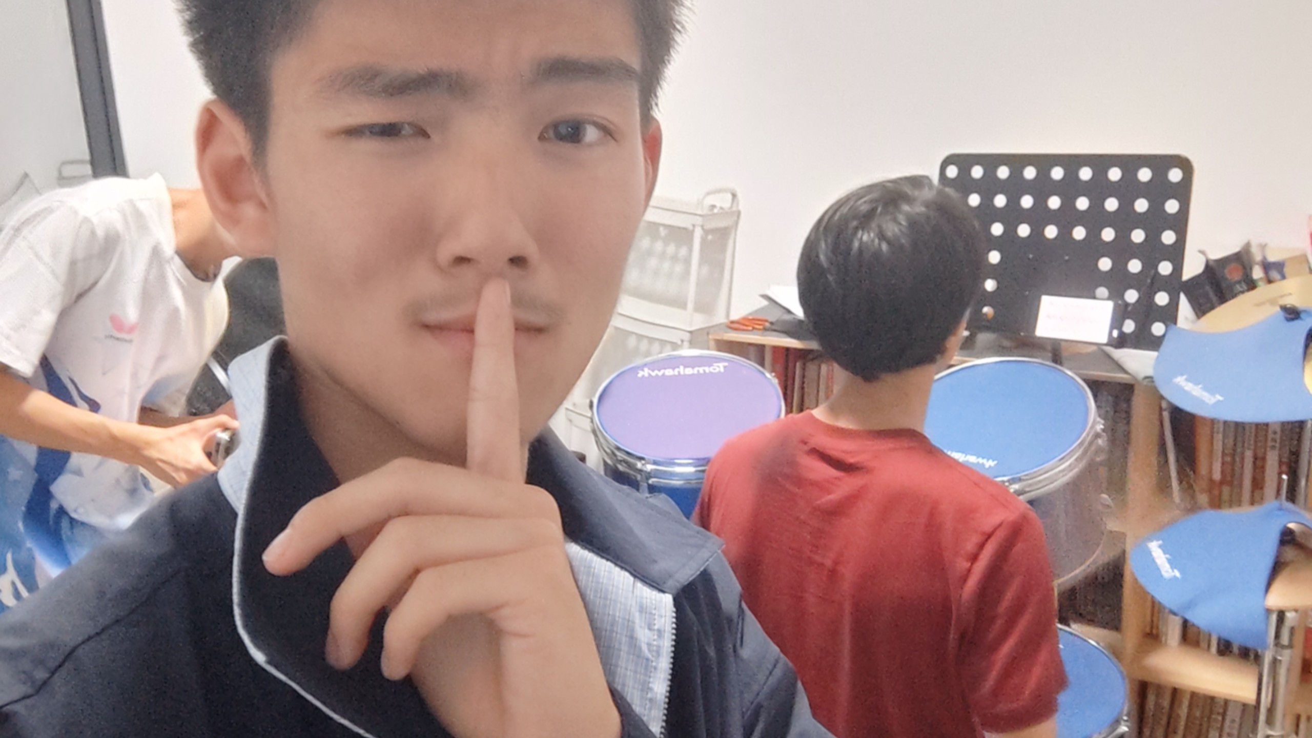 去朋友家玩发现他会打鼓！海报