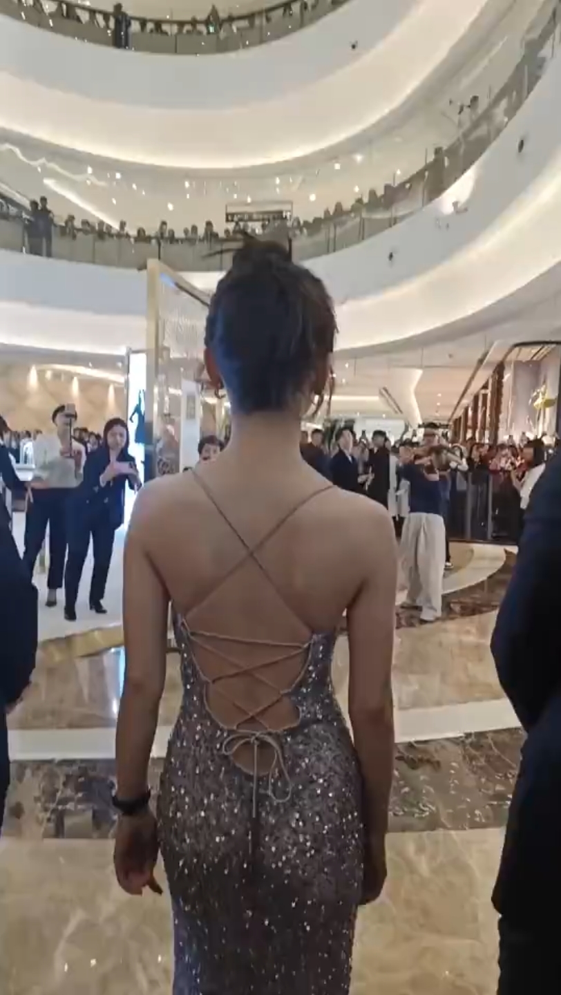 周冬雨背影,明星现实生活中真的很瘦