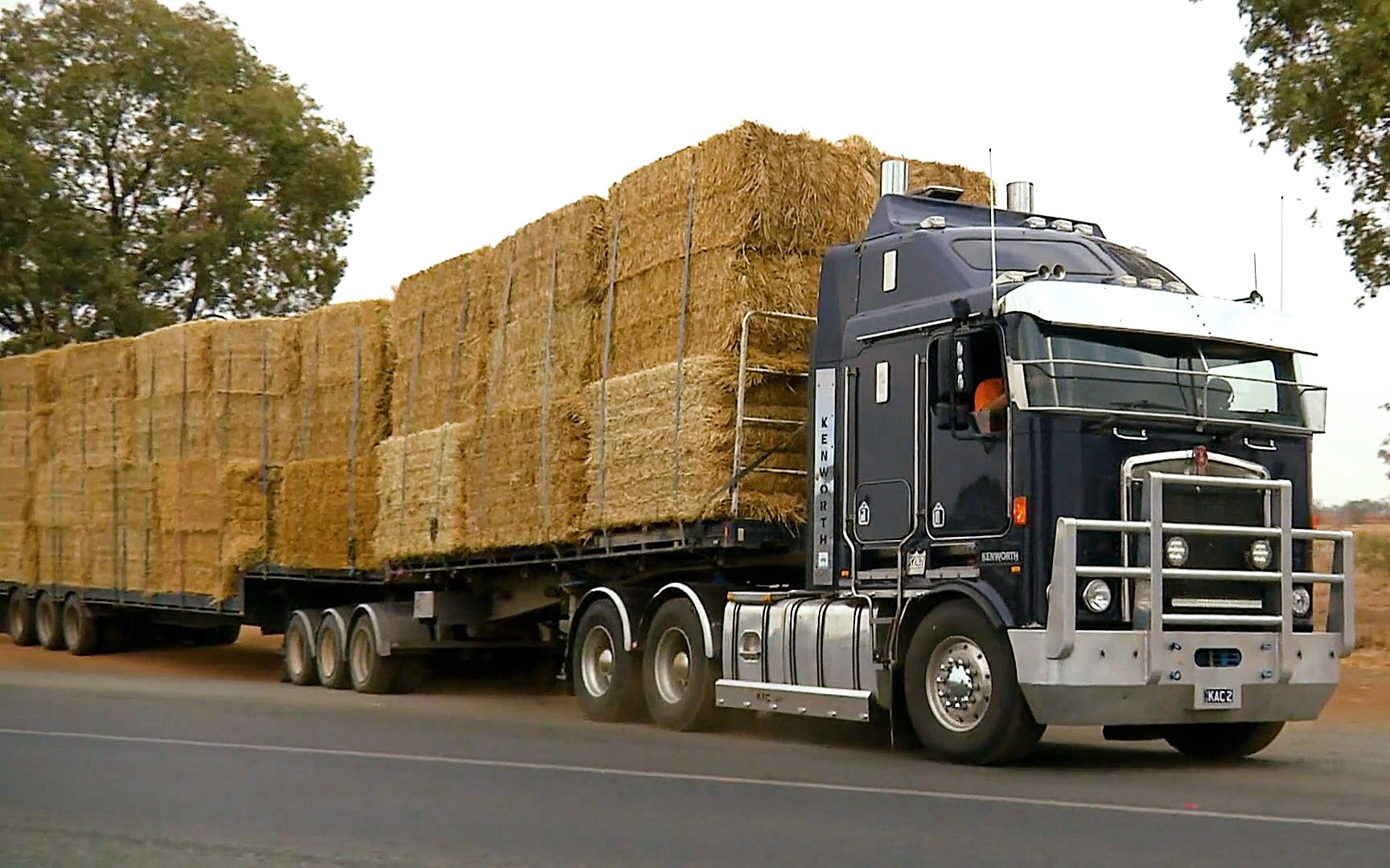 61个半吨重的干草,用自动挡卡车运输,长下坡突然掉档吓懵司机