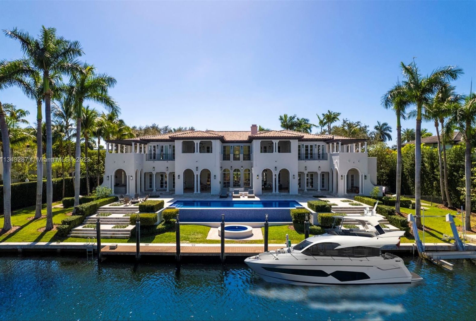 位于佛罗里达州盖布尔斯庄园的一座现代西班牙海滨豪宅|365 arvida