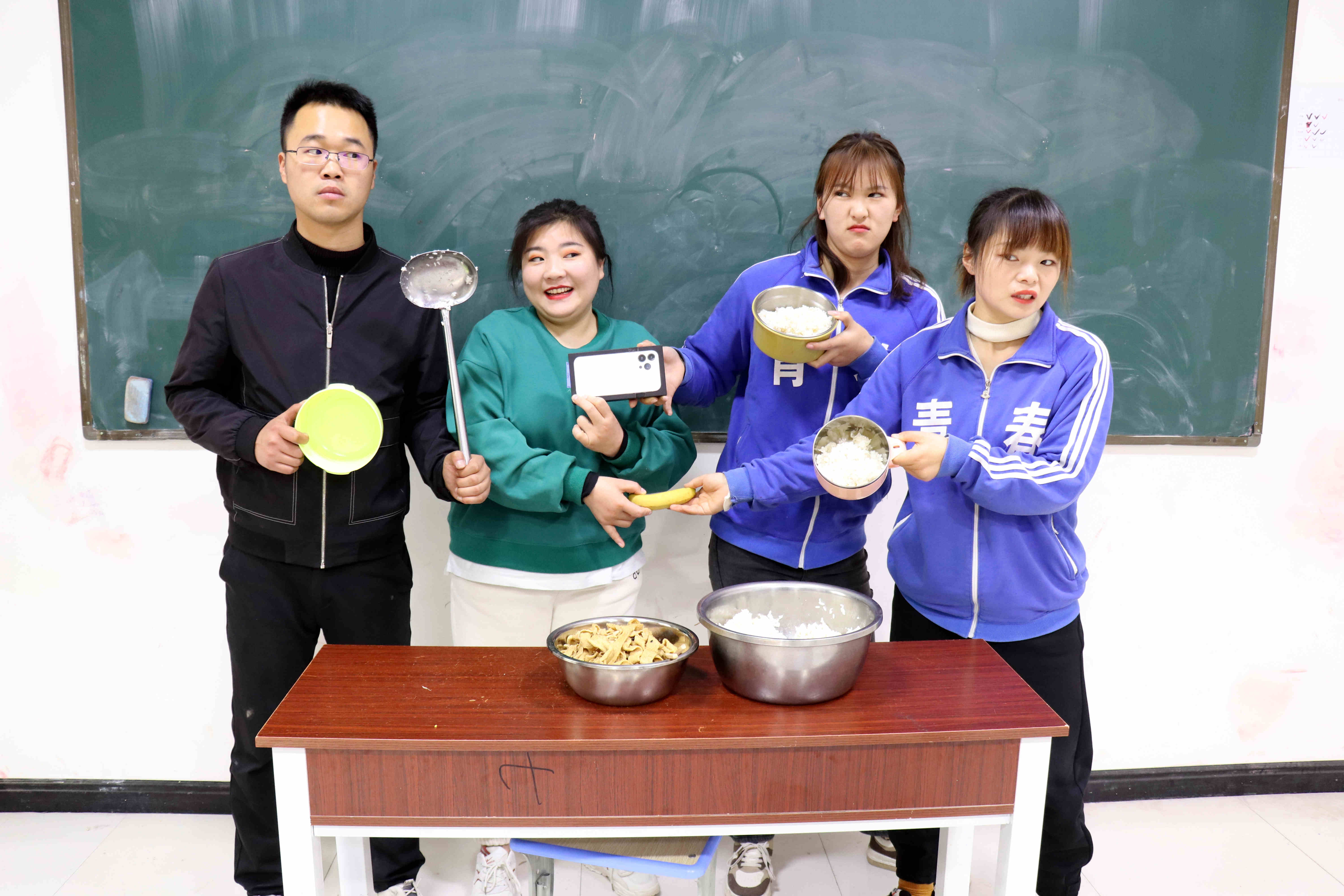 [图]食堂打饭要送礼，礼物越多打的饭就越多，没想学生直接变身校长！