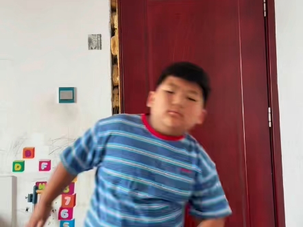 和奶奶的健身日常！祖孙俩的快乐锻炼时光，看完谁不想和家人一起动起来～》