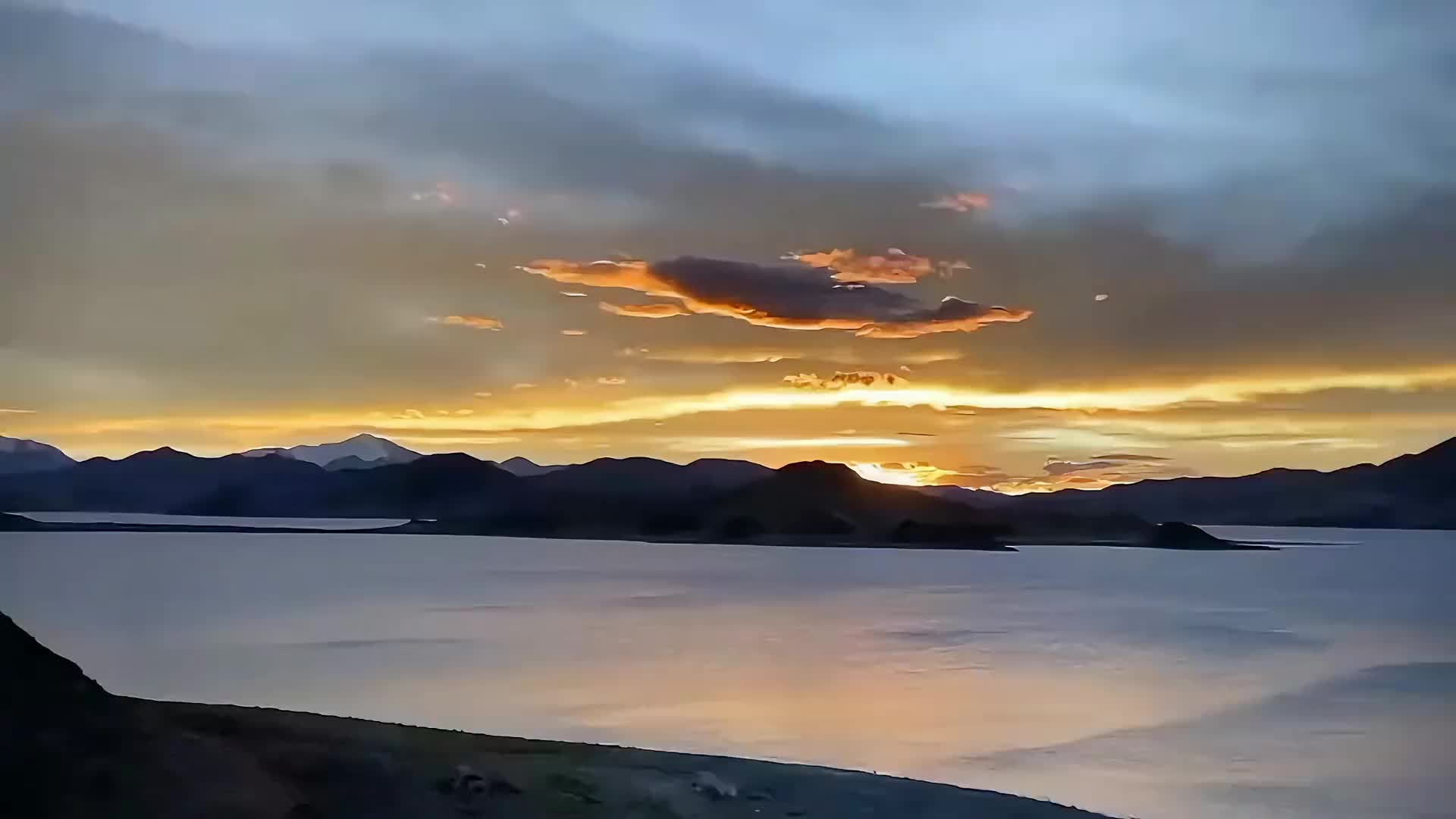 [图]在这里看风景你还在意别人给你穿小鞋吗落日余晖映晚霞一抹夕阳美