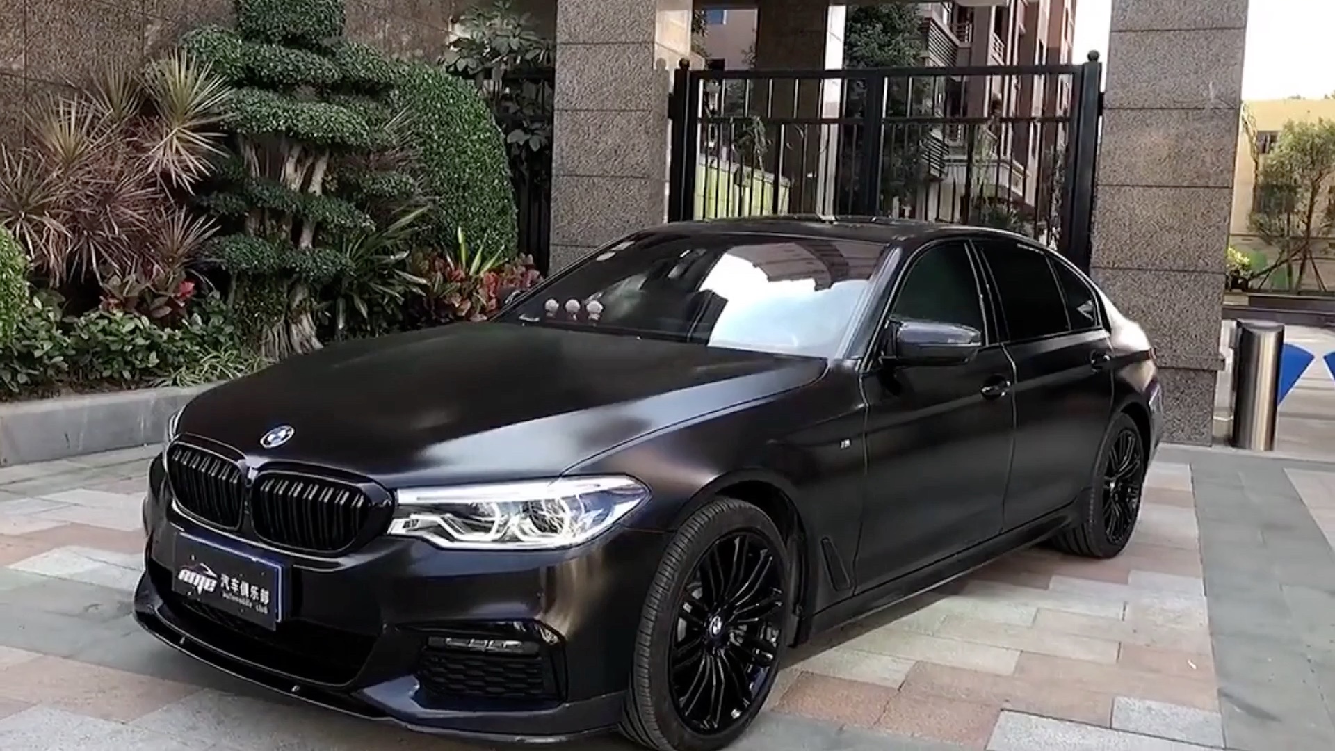 杭州汽车改色贴膜,宝马5系车身改色,漆面电光黑改色贴膜施工