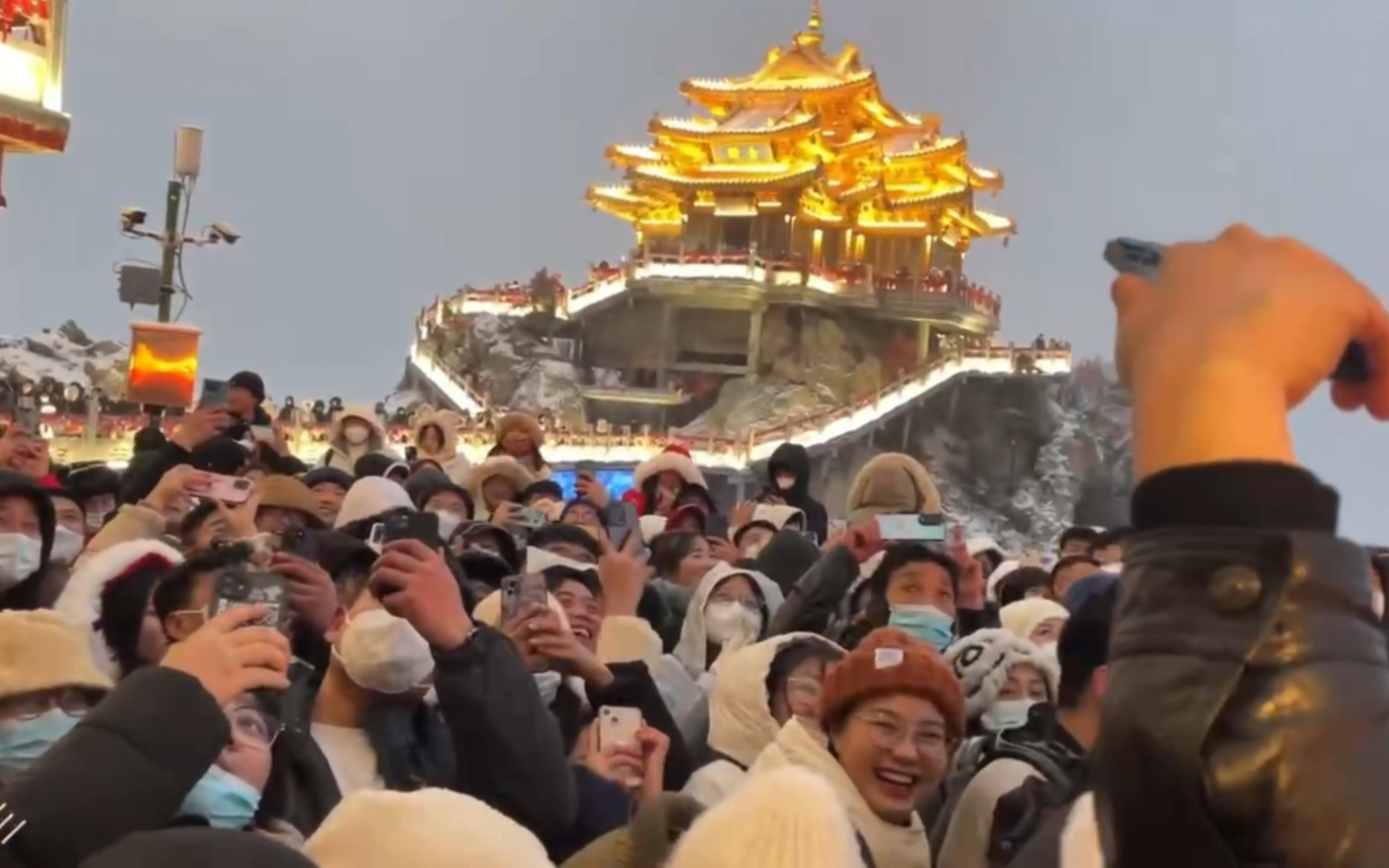 河南洛阳老君山景区,游客滞留很久,无奈集体高呼:退票!!哔哩哔哩bilibili