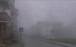 Video herunterladen: 聆听雨声，看窗外雨中的街道