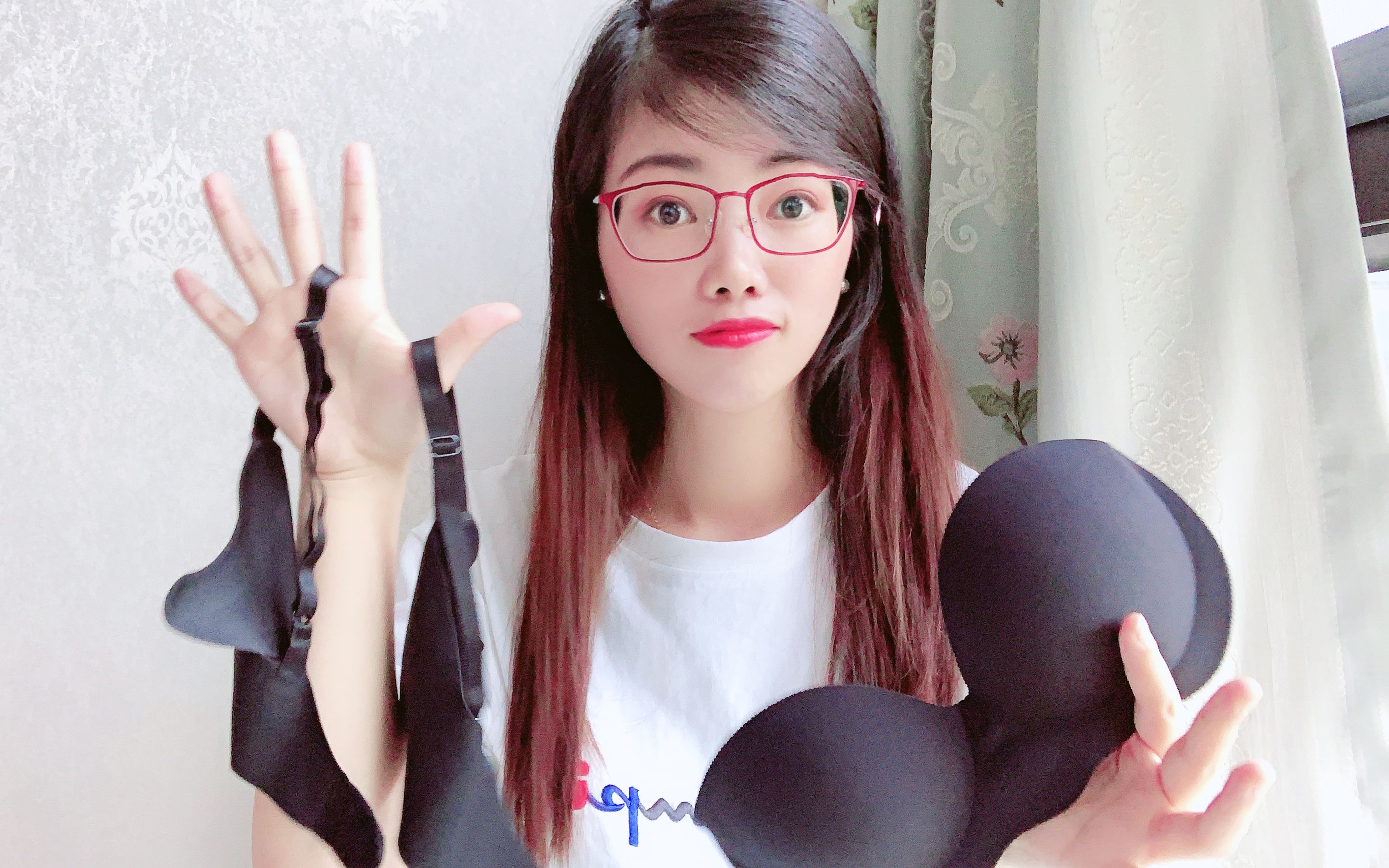 小仙女是纸片人,网购一件黑色内衣,试穿后变化太大了!