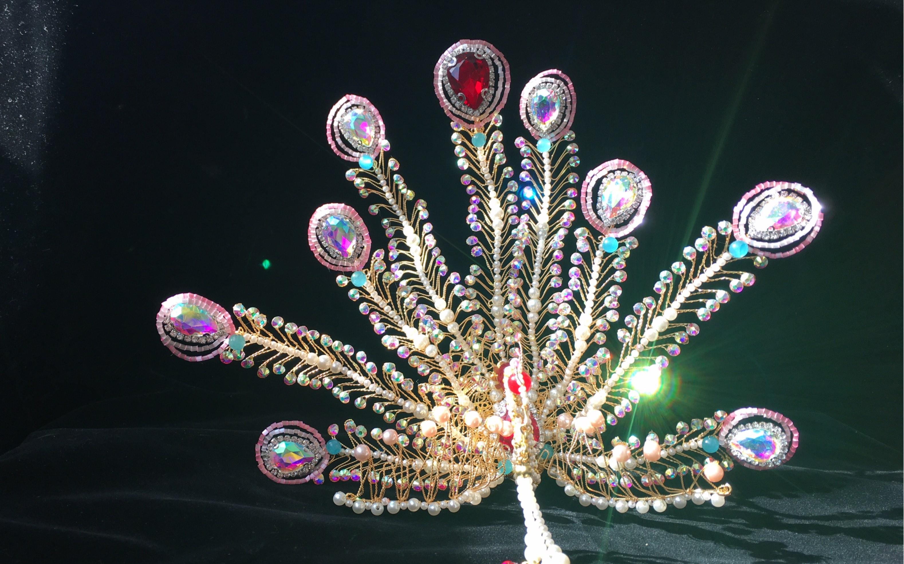 菡歌原创手作水晶九尾金丝凤!五光十色的白,黑底版!