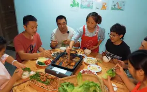 下载视频: 秋分时节，桃子姐和包立春卖完猪肉回家，一家人吃烤肉，真美味