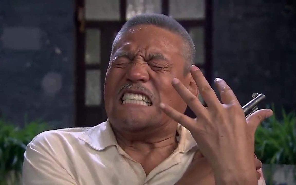 赵元庚忍着疼痛拿枪指着牛旦告诉他自己不会杀了他