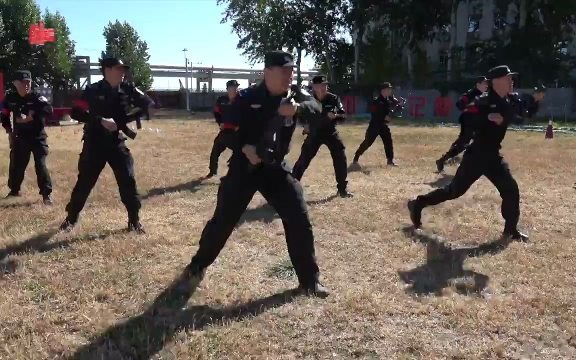 [图]燃爆了！看首都机场民警大练兵“反恐红蓝对抗赛”