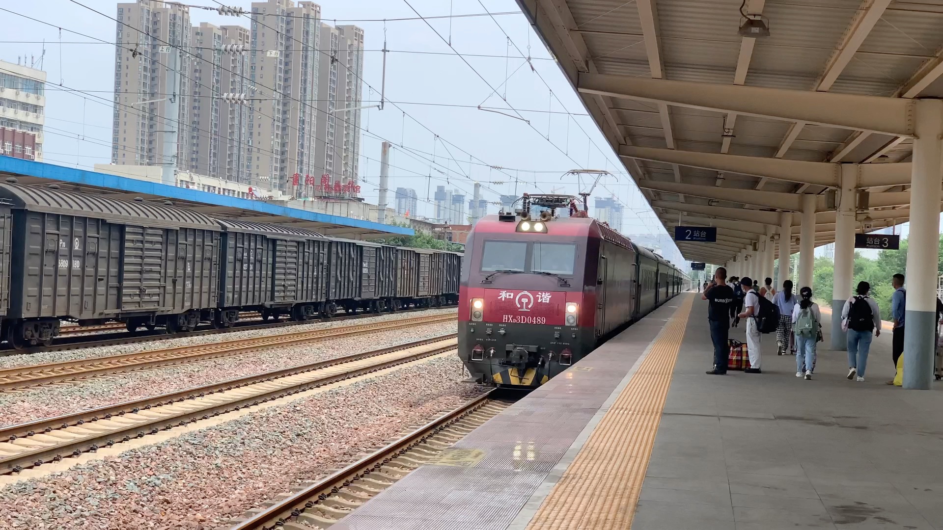 k83次列车驶入平顶山站