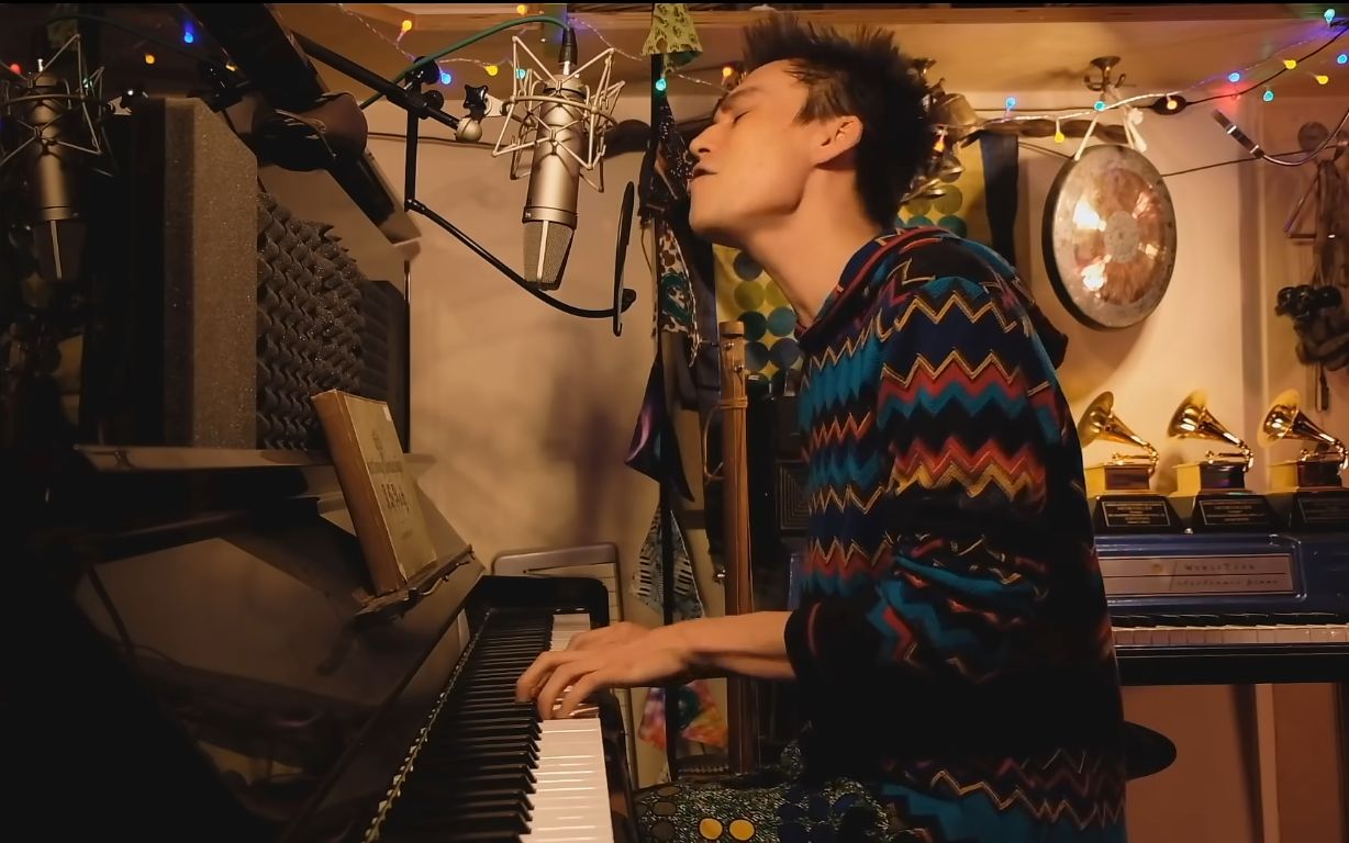 [图]和声天才Jacob Collier 弹唱《Hallelujah(哈利路亚)》