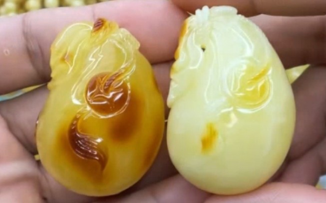 精工雕刻满蜜鸡油黄俏色蜜蜡葫芦