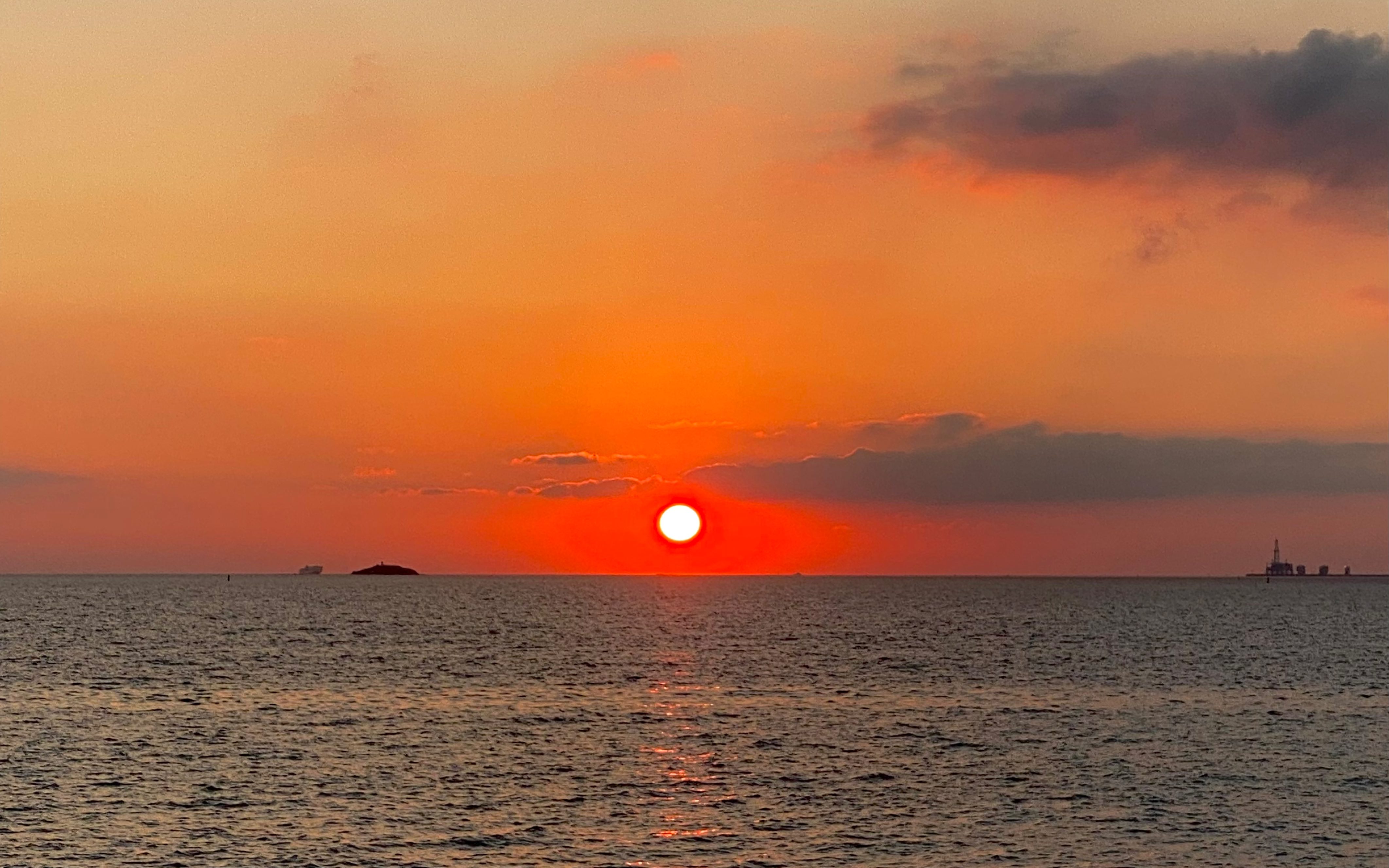 今天到小城东边看海上日出,这一次我拍摄到了日出的全部过程.没有滤镜