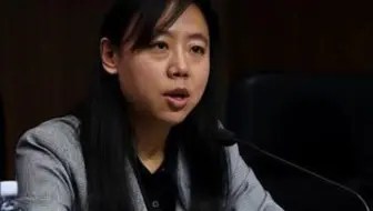 赋红码被处分的女干部履新 郑州官方：符合程序