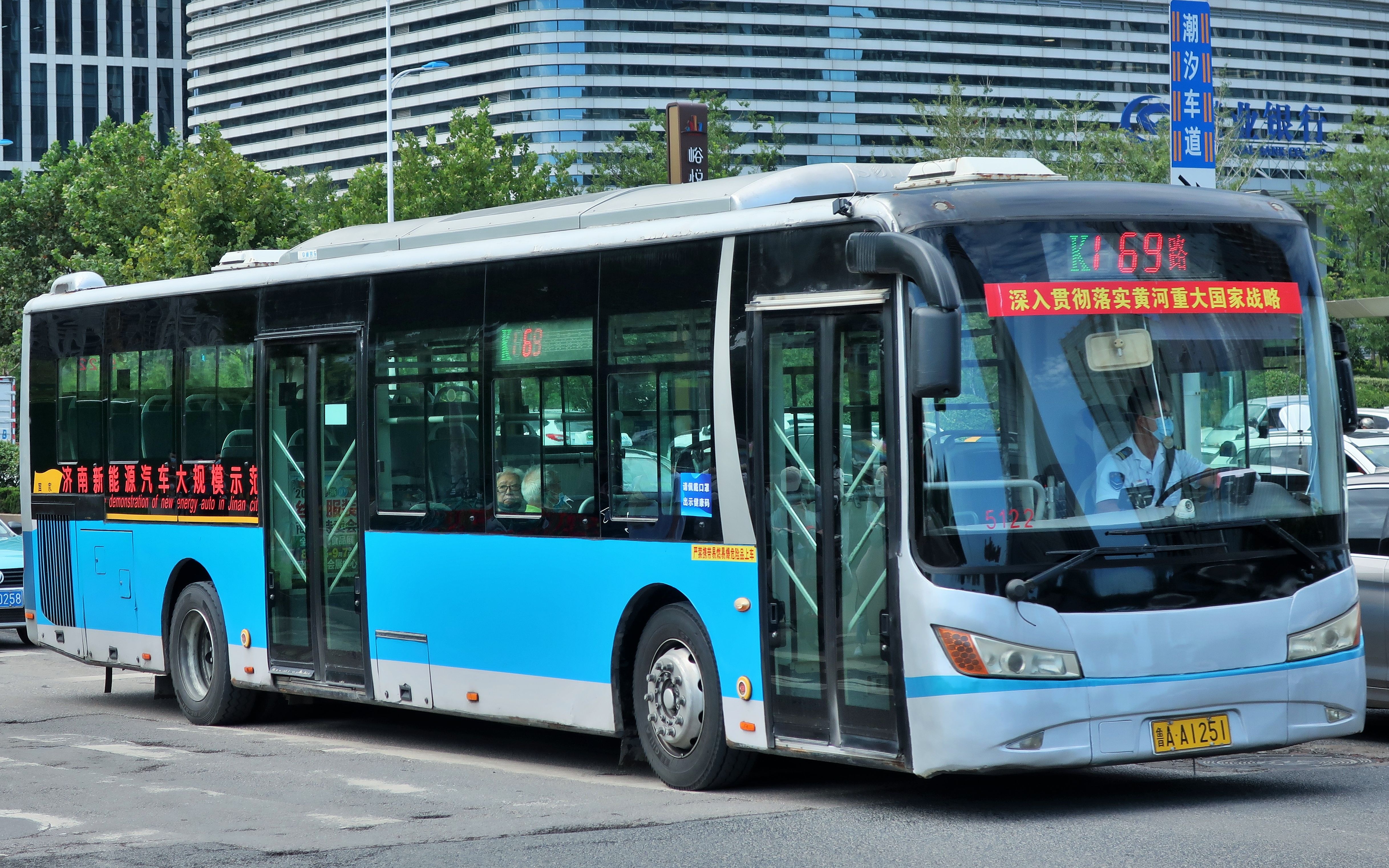 济南公交电车图片