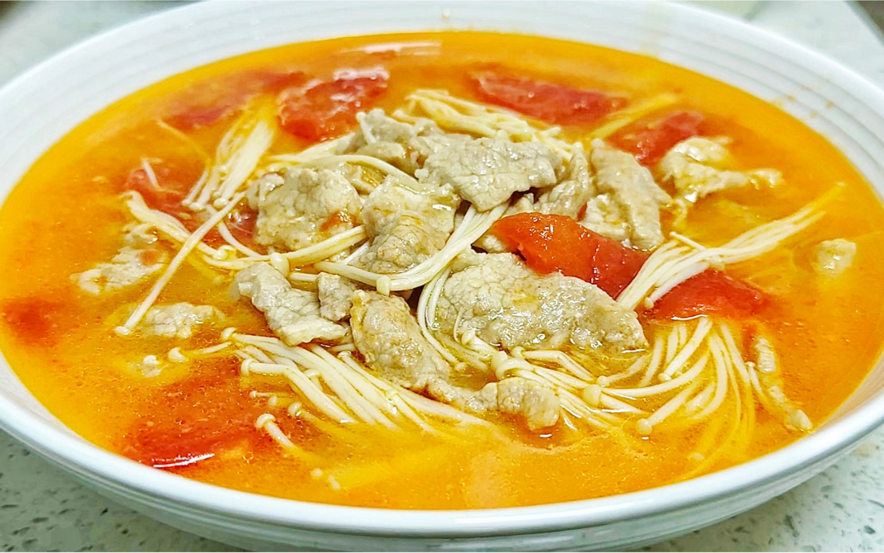 冬天吃一碗热腾腾的番茄肉片汤好巴适,肉片滑嫩,营养健康又暖胃