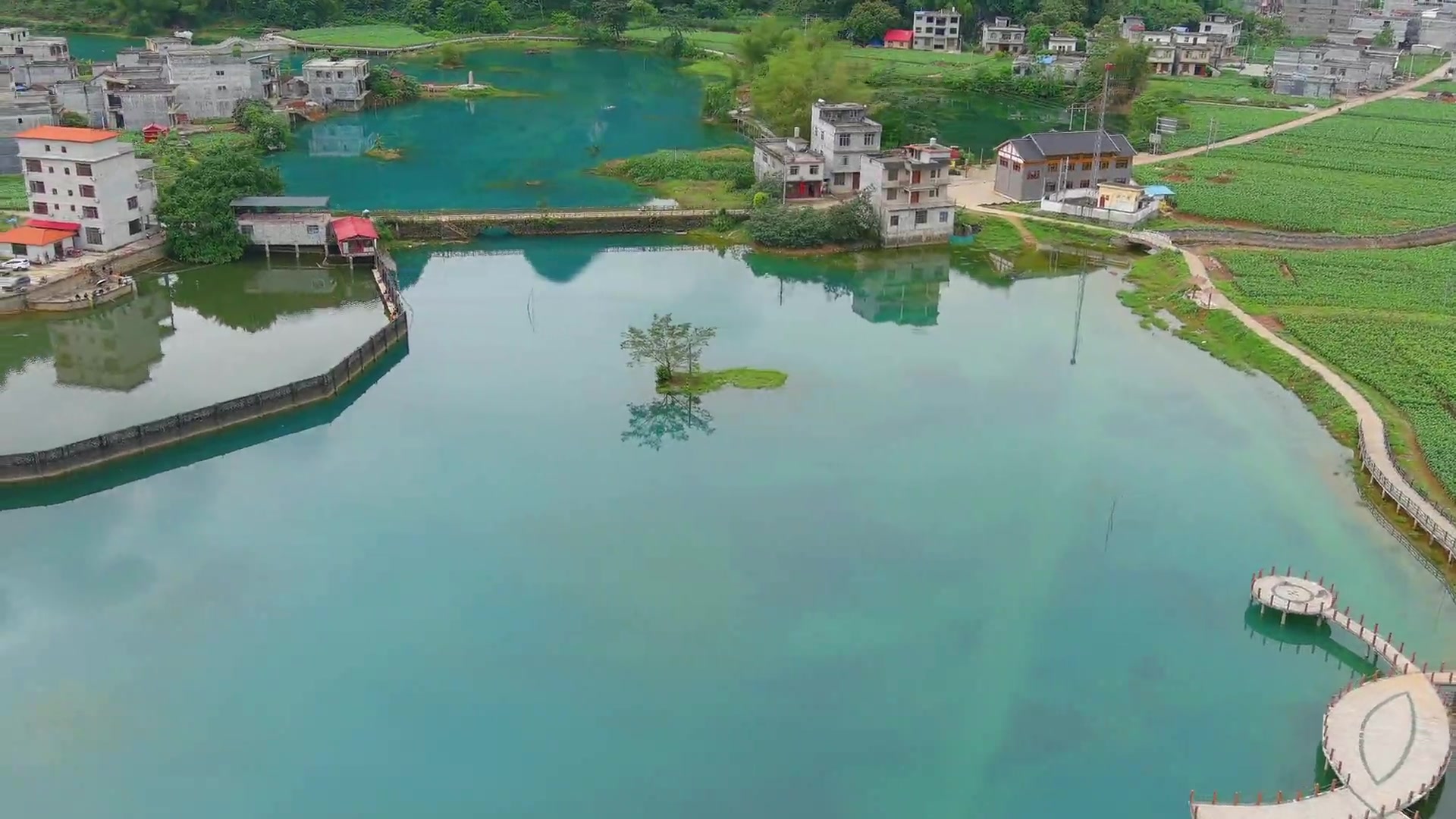 [图]广西农村有一处神秘天窗，这山水美景，清澈透底简直就是人间仙境