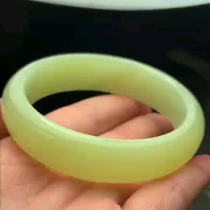 和田玉黄口料正装手镯56口径 品相完美 无棉点无裂略微小白花 油润的