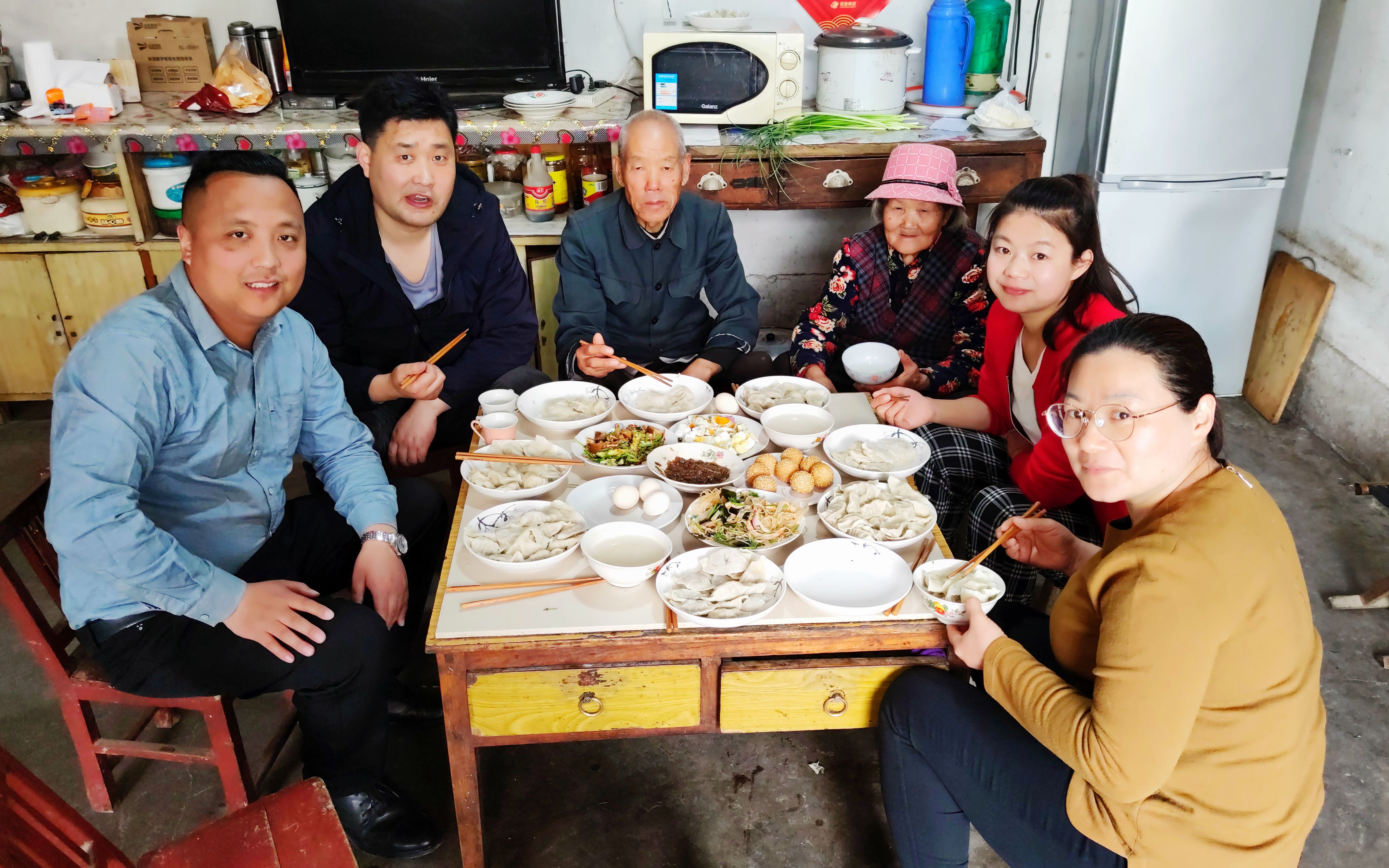 回农村老家吃饭,买猪耳朵一份凉菜,遇姐夫一家一块吃饺子,真好_哔哩