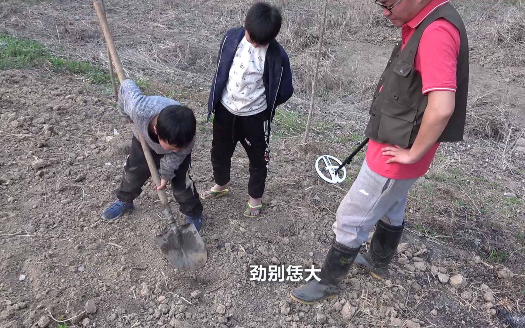 拿着金属探测器在干涸的河里寻宝,看小伙最后挖出了啥哔哩哔哩bilibili