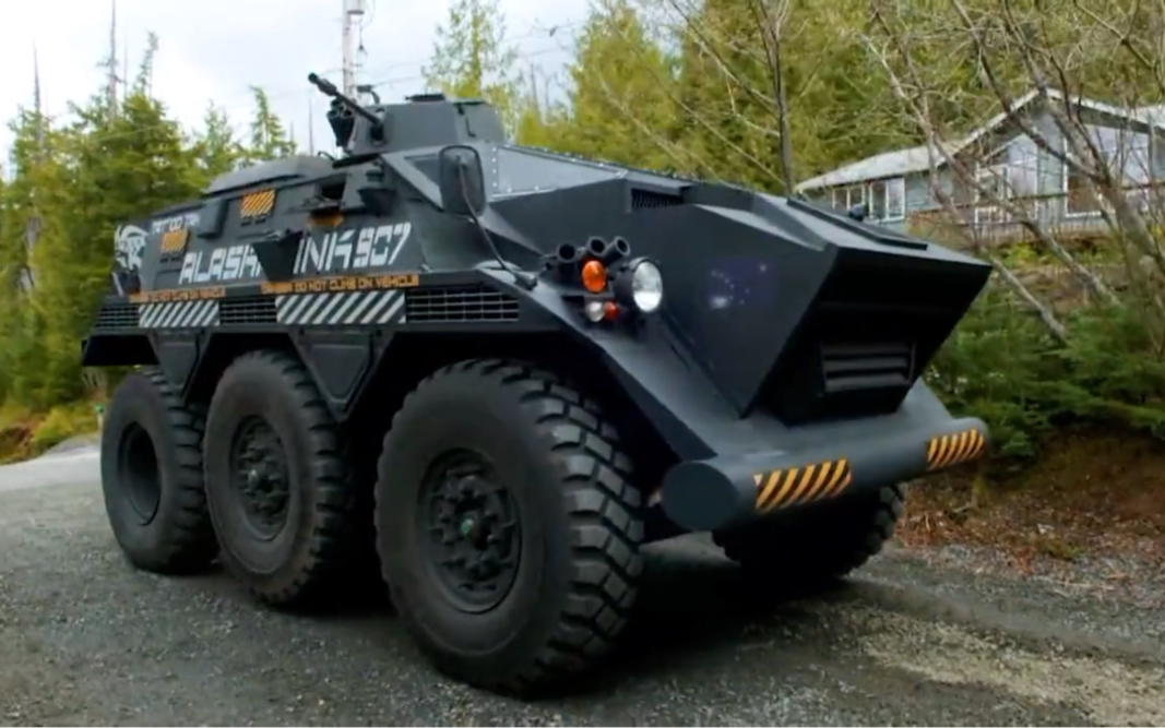 末日求生者:大佬改装末日装甲车,打造水 下物资存储系统!