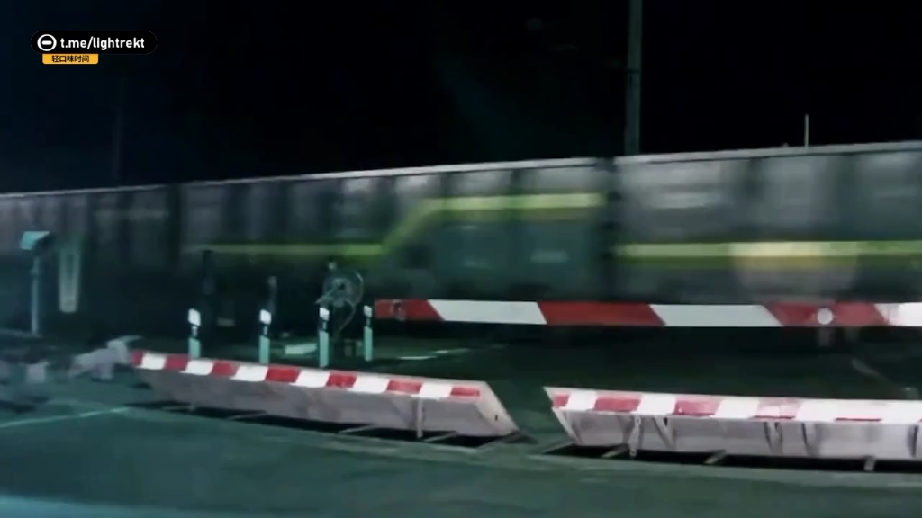 两名男子想跟火车头撞,真是自不量力.