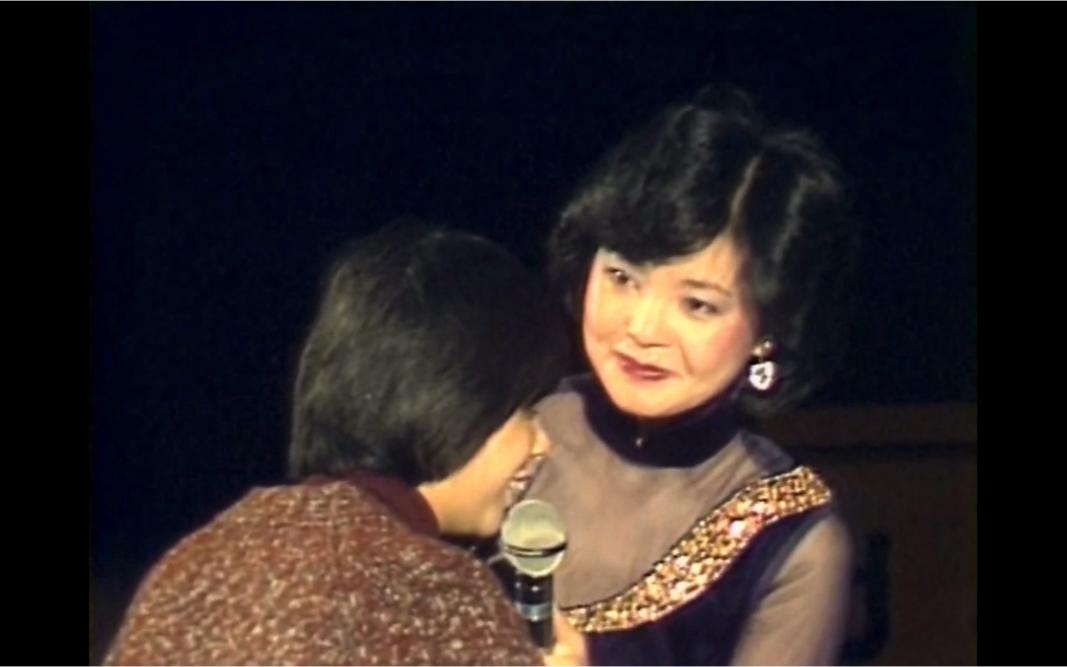 [图]邓丽君《甜蜜蜜》伊丽莎白体育馆演唱会1982现场！歌声甜美，百听不厌！