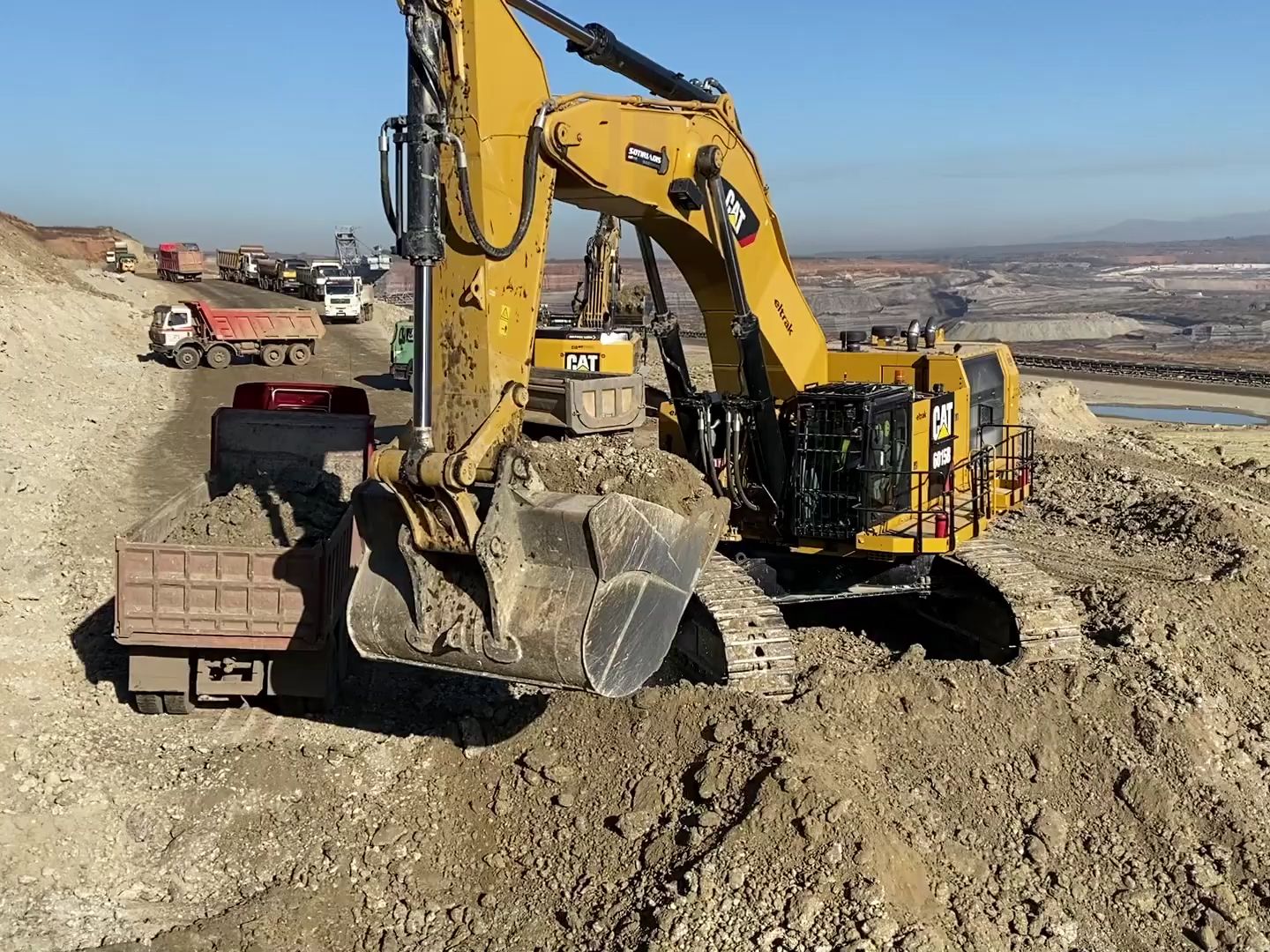 卡特彼勒6015b和卡特彼勒385c挖掘机装载卡车