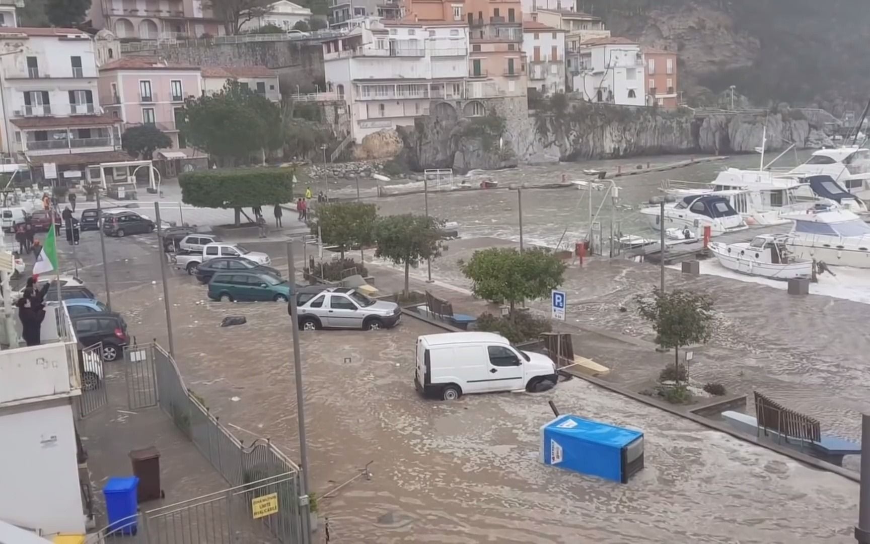 [图]海水没过堤坝进入小港