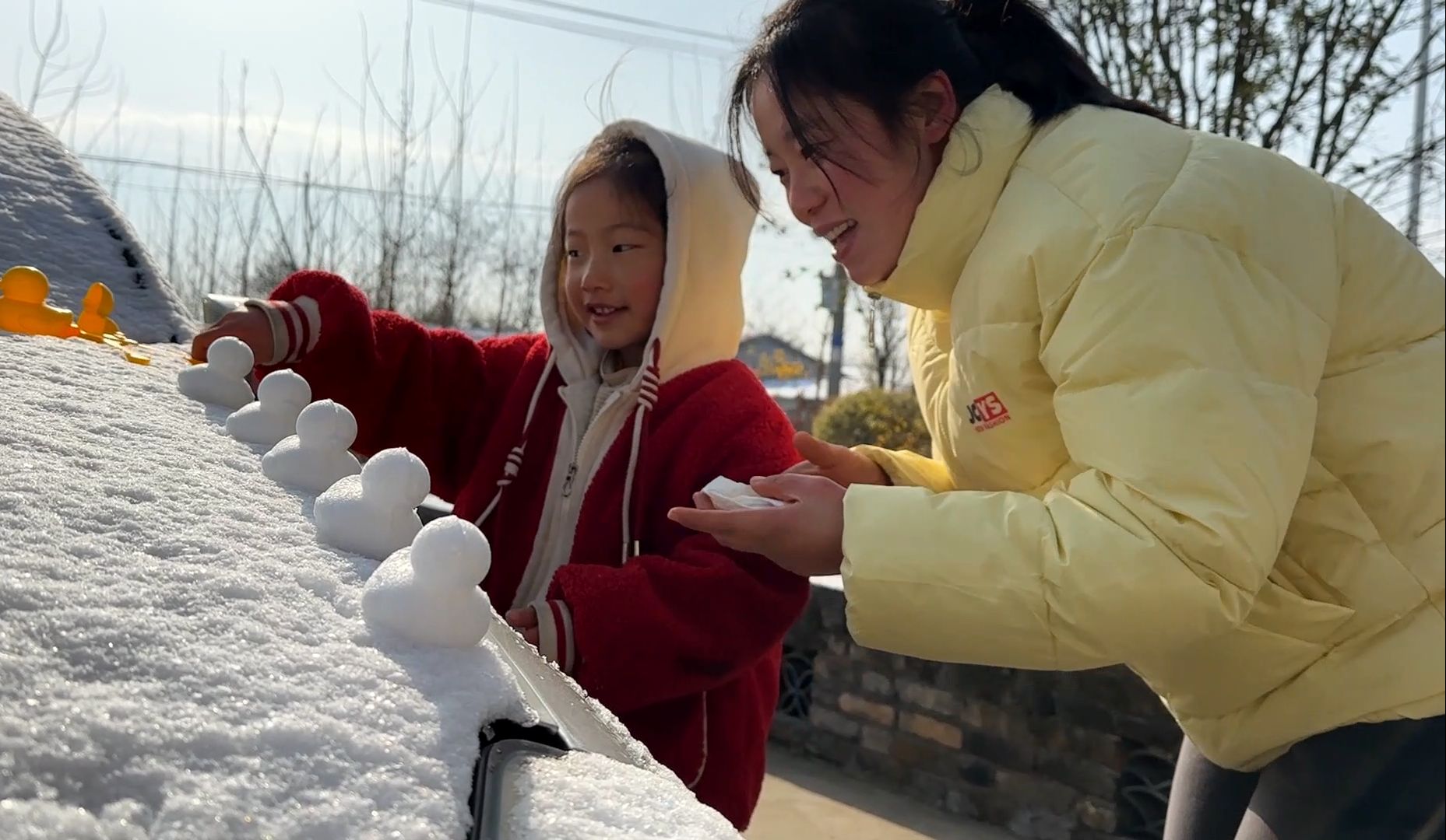 瑞雪兆丰年,我们这终于下雪了,带孩子一起打雪仗,玩的可开心了哔哩哔哩bilibili