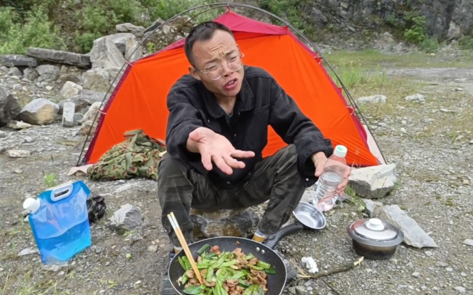 放弃了工厂打螺丝的高薪工作,踩着单车流浪全国,做一个流浪汉哔哩哔哩bilibili