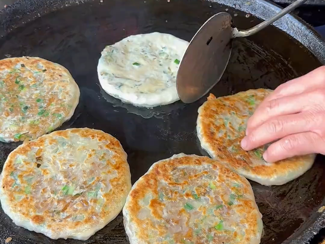 饽糕师傅的手艺真好,竟然不怕热油烫,只怕是练过铁砂掌!