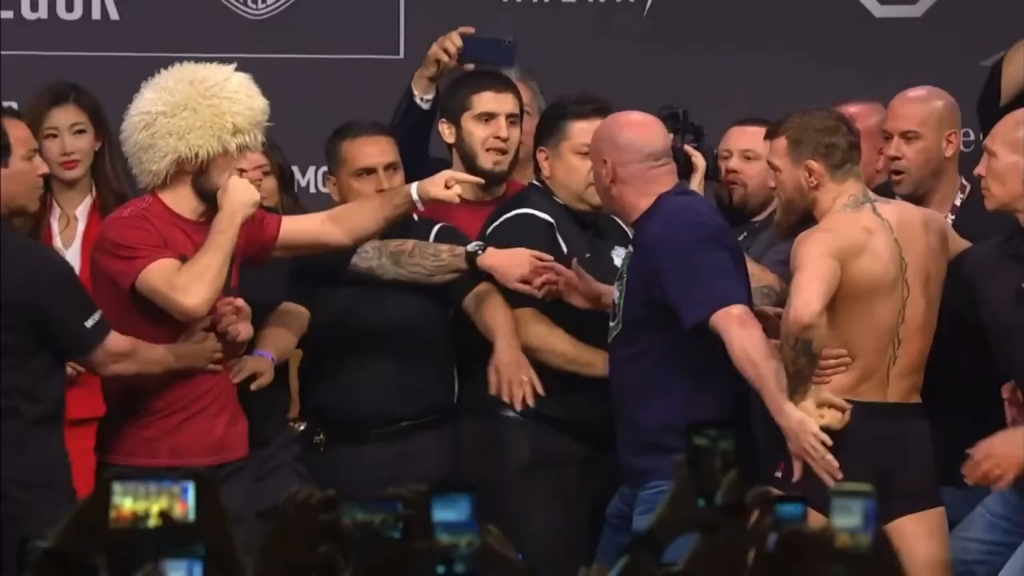 ufc巅峰时期最火爆的称重仪式 "康纳vs小鹰