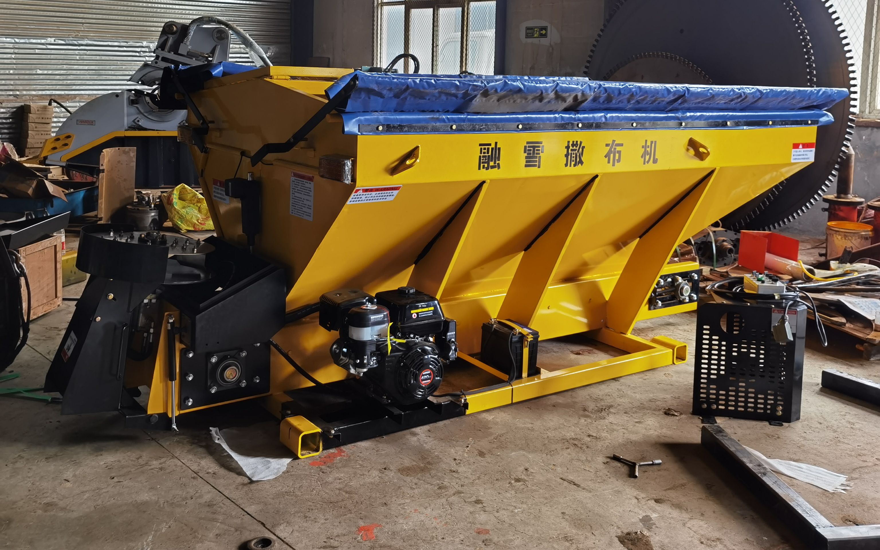 公路局融雪盐撒布机 液融雪剂撒布机 施工现场视频