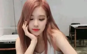 Download Video: 【ROSÉ】朴彩英和妈妈出街～妈妈好漂亮哦