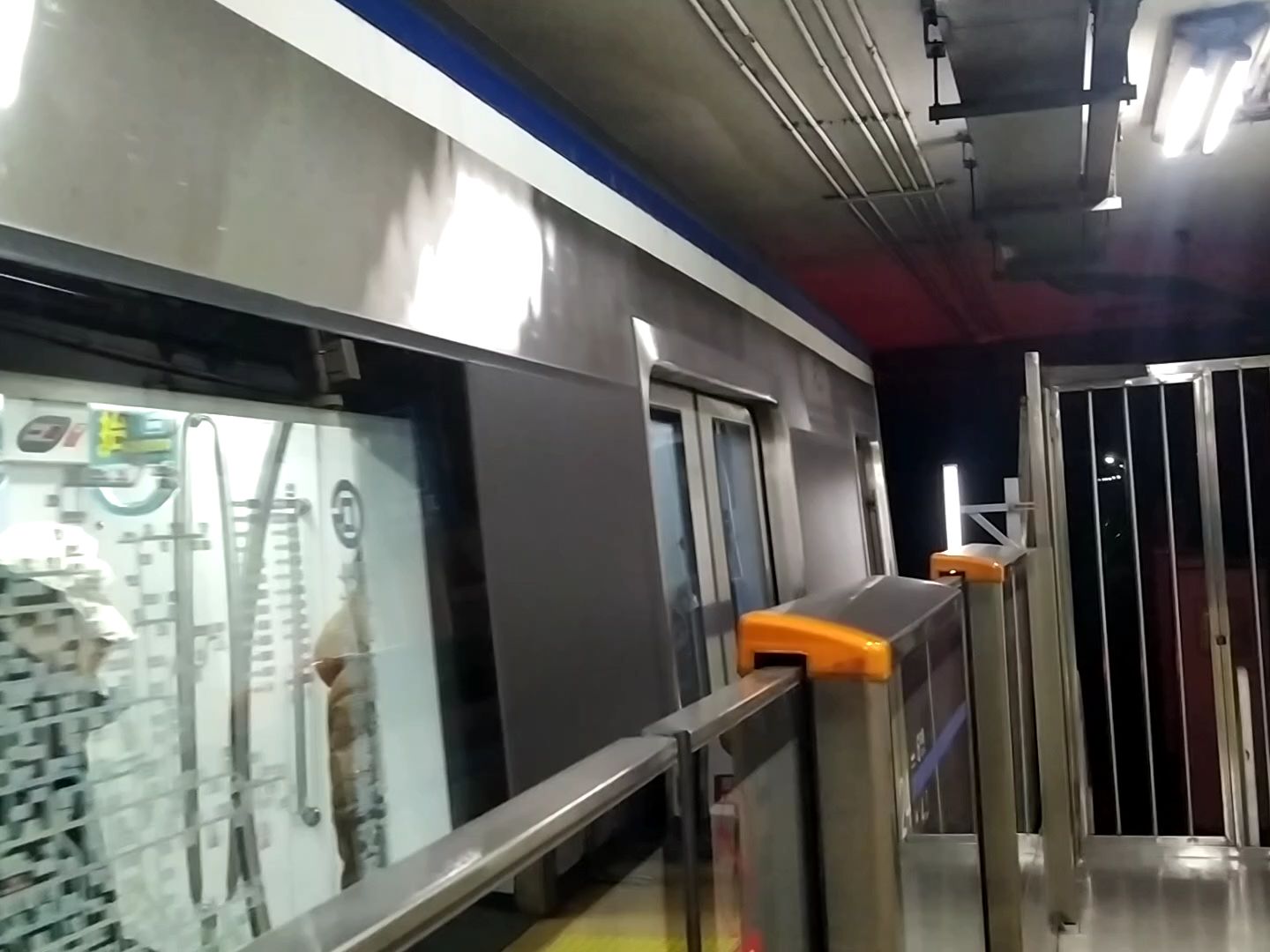 北京地铁2号线列车进入东直门车站停车