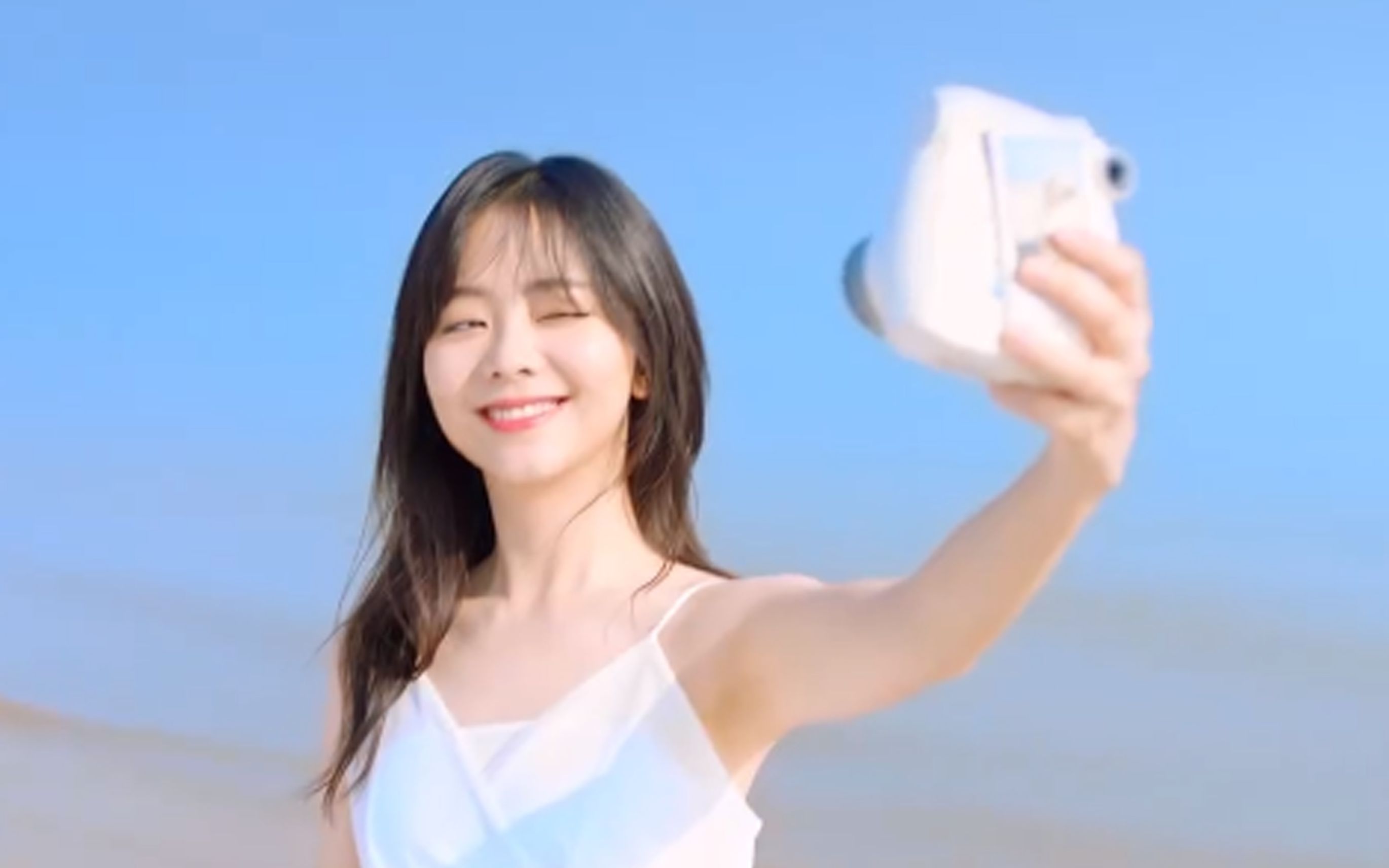 【谭松韵dhc品牌代言人】谭松韵挑战骄阳"防晒小白帽",不怕出汗不怕水