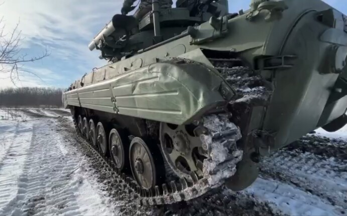 俄军动员兵在战场后方训练bmp-2m步兵战车